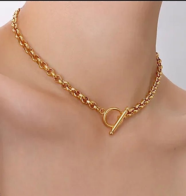 Elegant Gold Buckle Chain Necklace - Amyris London