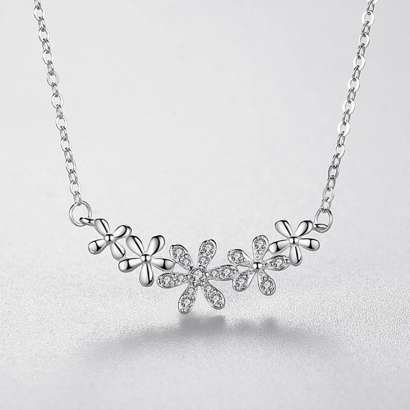 Sterling Silver Daisy Pendant Necklace - Amyris London